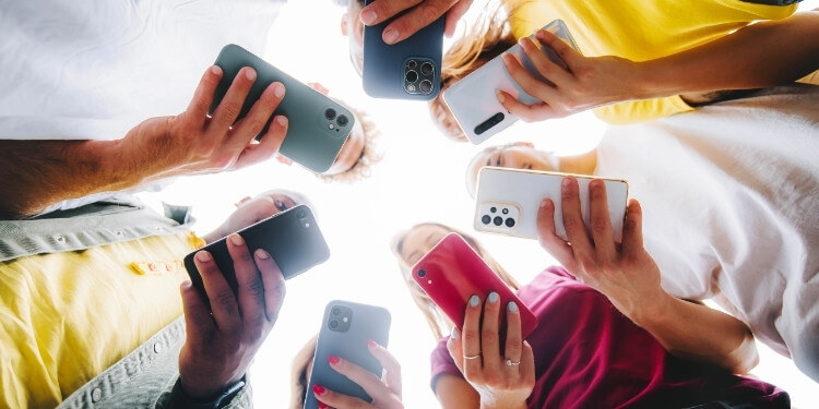 Brasil Ultrapassa Marca de 258 Milhões de Smartphones em Uso, Superando População Total País